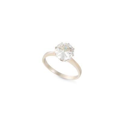 SOLITAIRE DIAMOND RING
Set with an old-cut
cut...
