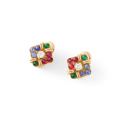 PAIR OF MULTICOLORED EAR CLIPS
They are square-shaped...