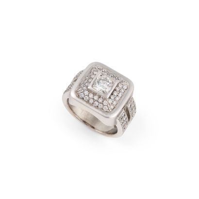 DIAMOND SIGNET RING
In 18K white gold set...