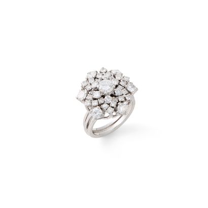 VAN LEDA DIAMOND ROSETTE RING
Paved with...