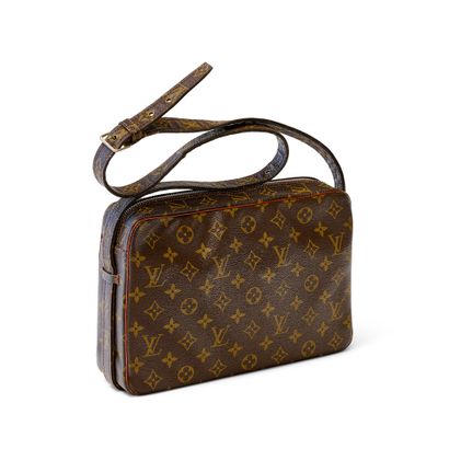 LOUIS VUITTON SHOULDER BAG
In brown Monogramm...