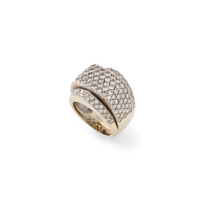 DIAMOND SIGNET RING
Paved with brilliant-cut...