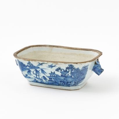 RAVIER EN PORCELAINE
à décor bleu et blanc...