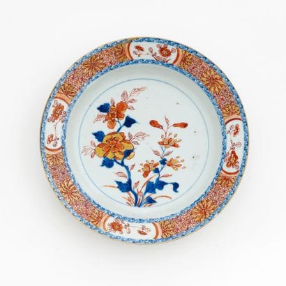ASSIETTE EN PORCELAINE IMARI
à décor floral
Chine,...