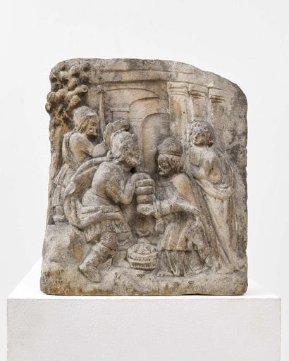 BAS-RELIEF EN PIERRE CALCAIRE SCULPTÉE FIGURANT...