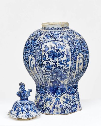 GRAND VASE COUVERT
en faïence bleu et blanc...