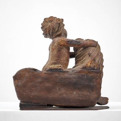 ENFANT CHEVAUCHANT UN LION EN BOIS SCULPTÉ...