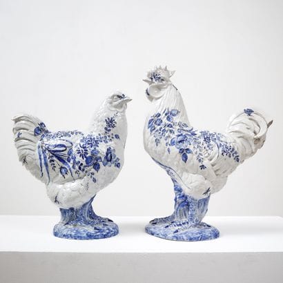 COQ ET POULE EN FAÏENCE
à décor bleu de fleurs...