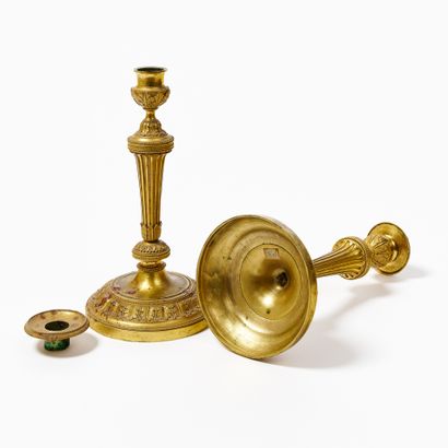 PAIRE DE BOUGEOIRS
Epoque Louis XVI
Bronze...