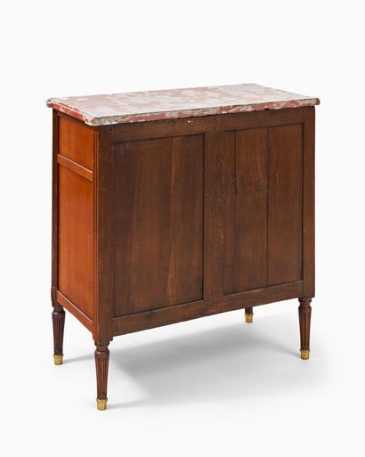 COMMODE D'ÉPOQUE LOUIS XVI
en acajou et placage...