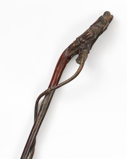 CHINE - VERS 1900
Canne en bois sculpté surmontée...