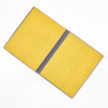 PORTE-DOCUMENT ORNÉ D’UN PANNEAU DE SOIE...