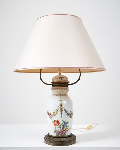 LAMPE TRÈS PROBABLEMENT EN PORCELAINE
de...
