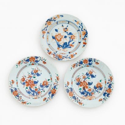 TROIS ASSIETTES EN PORCELAINE IMARI
A décor...