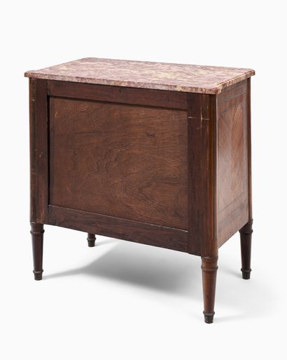 COMMODE DE STYLE LOUIS XVI OUVRANT PAR TROIS...