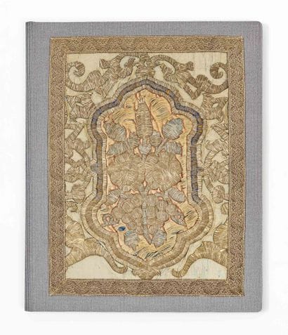 PORTE-DOCUMENT ORNÉ D’UN PANNEAU DE SOIE...