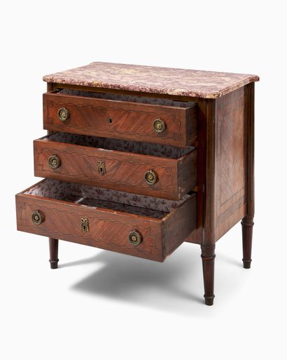 COMMODE DE STYLE LOUIS XVI OUVRANT PAR TROIS...