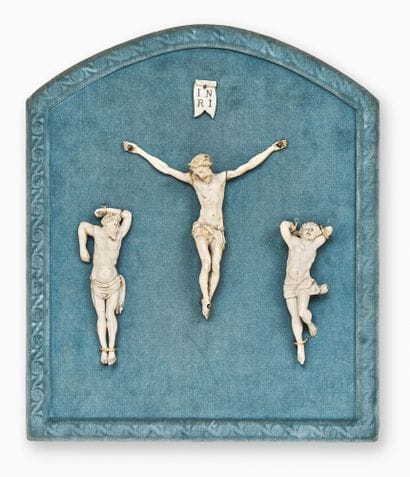 CHRIST ET LES DEUX LARRONS EN IVOIRE SCULPTÉ.
Allemagne...