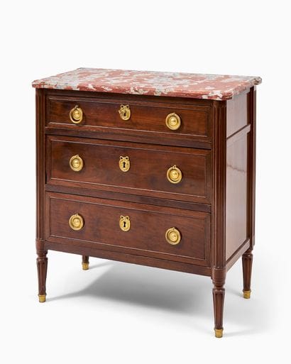 COMMODE D'ÉPOQUE LOUIS XVI
en acajou et placage...