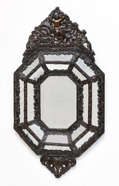 MIROIR À PARECLOSES EN MÉTAL ARGENTÉ ET REPOUSSÉ
à...