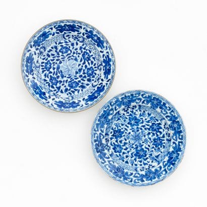 DEUX ASSIETTES EN PORCELAINE
à décor floral...