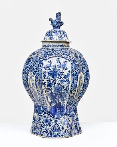 GRAND VASE COUVERT
en faïence bleu et blanc...