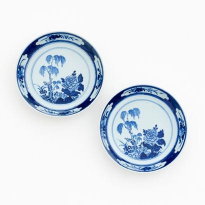 DEUX ASSIETTES EN PORCELAINE
à décor bleu...