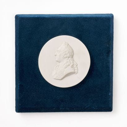 MÉDAILLE EN PORCELAINE ORNÉE DU PROFIL DU...