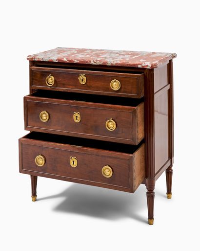 COMMODE D'ÉPOQUE LOUIS XVI
en acajou et placage...