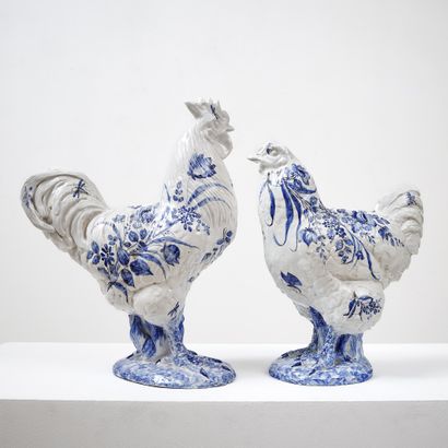 COQ ET POULE EN FAÏENCE
à décor bleu de fleurs...