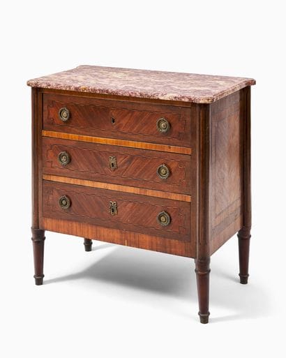 COMMODE DE STYLE LOUIS XVI OUVRANT PAR TROIS...