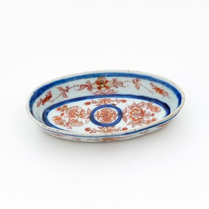 PETIT RAVIER DE FORME OVALE
en porcelaine...