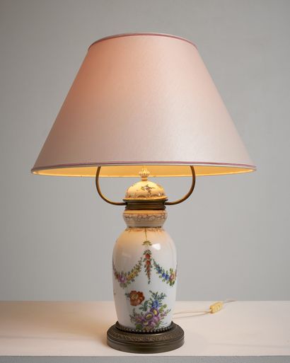 LAMPE TRÈS PROBABLEMENT EN PORCELAINE
de...