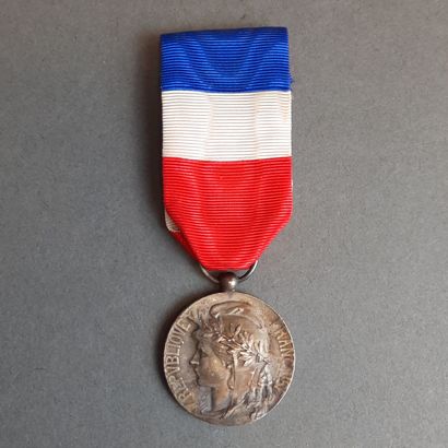 Lot de MÉDAILLES : cinq en plaqué or du Mérite...