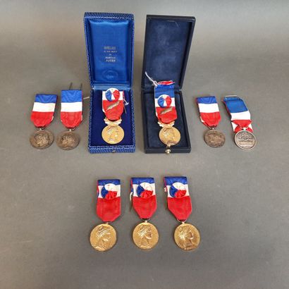Lot de MÉDAILLES : cinq en plaqué or du Mérite...