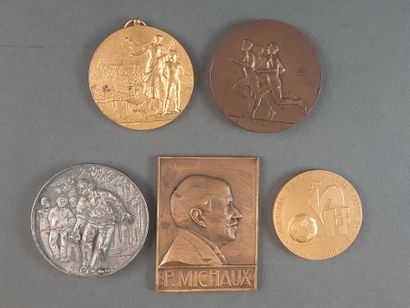 
MEDAILLES, SPORT. Bronze argenté: joueurs...