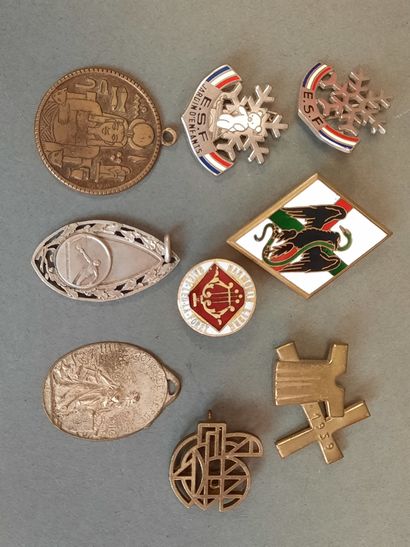 LOT de médailles, broche et bouton de col...