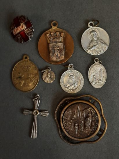 LOT de médailles, broche et bouton de col...