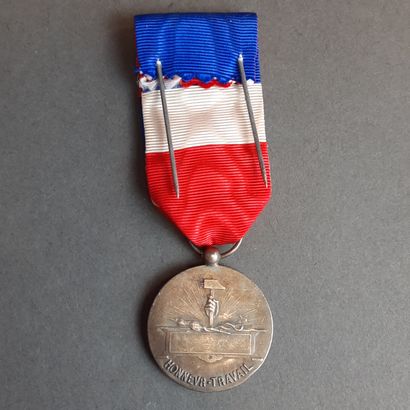Lot de MÉDAILLES : cinq en plaqué or du Mérite...