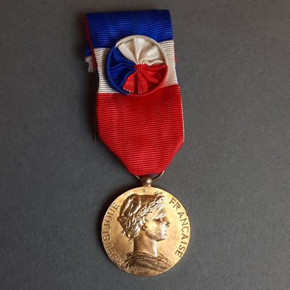 Lot de MÉDAILLES : cinq en plaqué or du Mérite...