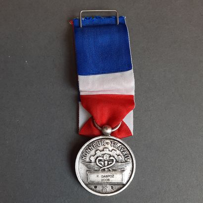 Lot de MÉDAILLES : cinq en plaqué or du Mérite...