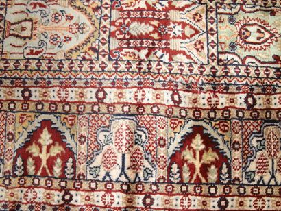 TAPIS PAKISTAN en soie vers 1975/1980 décor...