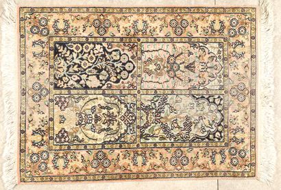 TAPIS CACHEMIRE (Inde) vers 1975. 
Velours...