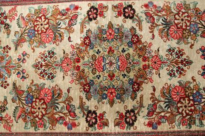 TAPIS GALERIE GHOUM (Iran) vers 1970. 
Velours...