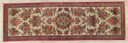 TAPIS GALERIE GHOUM (Iran) vers 1970. 
Velours...