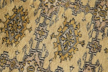 TAPIS MOULTANE (Pakistan) à décor de gühls...