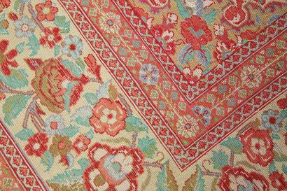 INDE. TAPIS de STYLE GHOUM en soie à décor...
