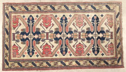 TAPIS YAGCIBEDIR (Turquie) en laine à décor...