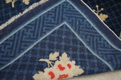 LOT de TROIS TAPIS CHINOIS, Pékin, fin XIXème-début...