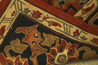 TAPIS JANUS vers 1940-50 en laine à décors...